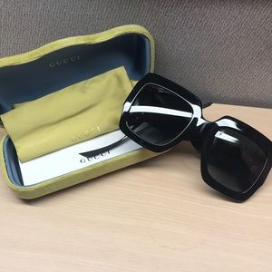 Oversized Gucci sunglasses w black glitter arms